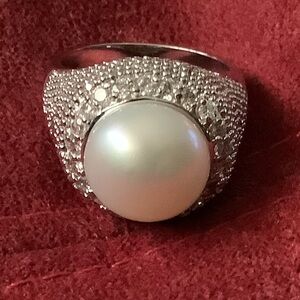 Silver and Pearl Ring…